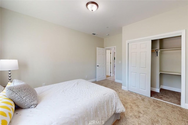 bedroom featuring carpet flooring and a closet