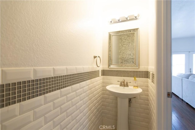 bathroom featuring tile walls