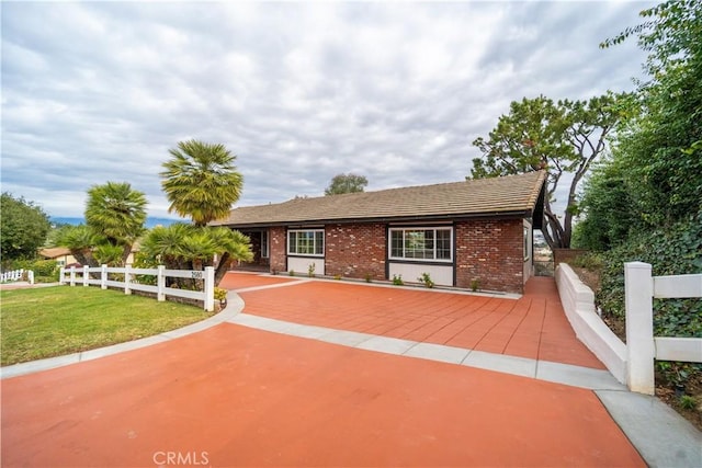 view of front of house featuring a front lawn