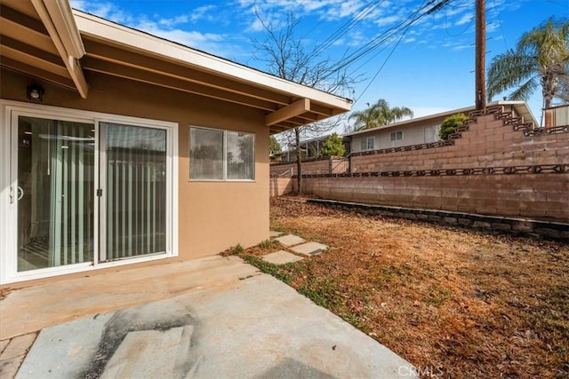 view of yard featuring a patio area