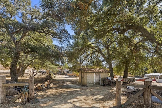 view of yard featuring a storage unit