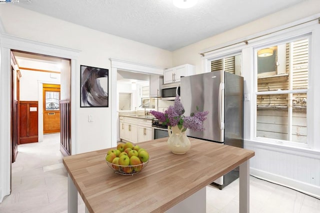 dining space with sink and a textured ceiling