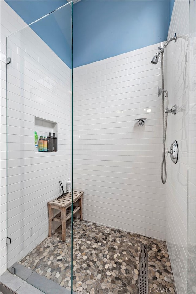 bathroom featuring a tile shower