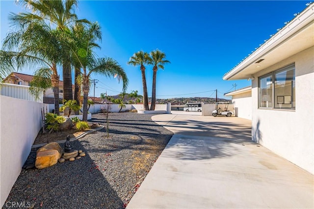 view of yard featuring a patio area