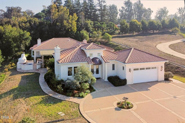 view of front facade featuring a front lawn and a garage