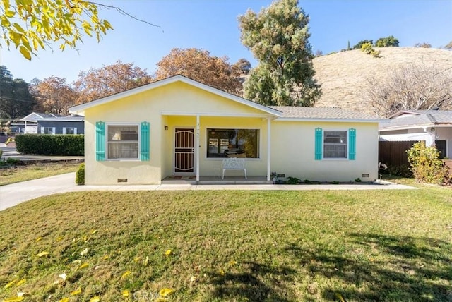 view of front facade featuring a front yard