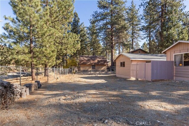 592 Mountain View Ave, Wrightwood, CA 92397 - view of yard featuring fence