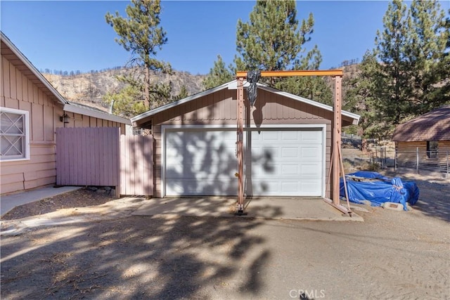 592 Mountain View Ave, Wrightwood, CA 92397 - detached garage featuring fence