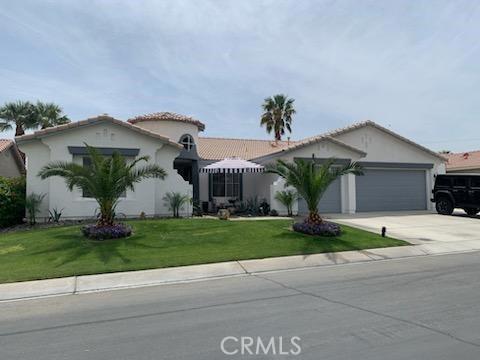 view of front facade with a garage and a front yard