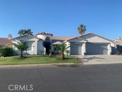 view of front of house featuring a garage and a front yard