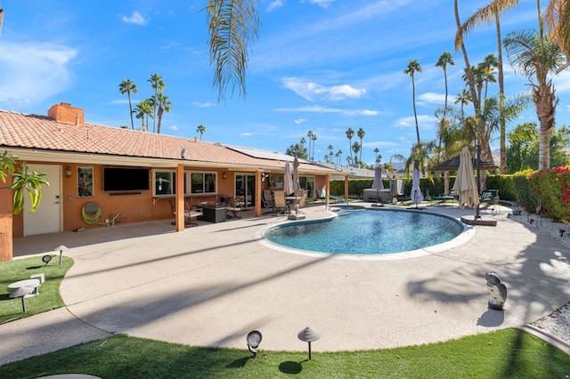 view of swimming pool featuring an outdoor living space and a patio