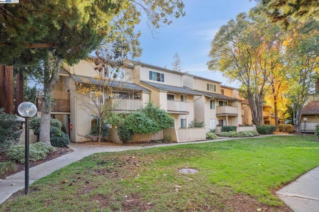 exterior space featuring a lawn