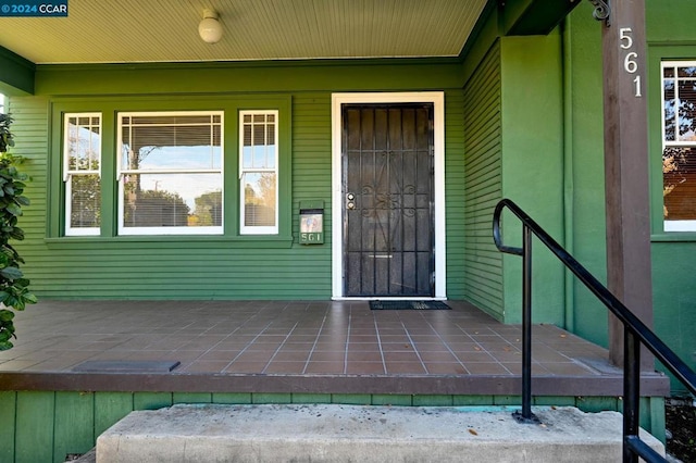 property entrance featuring a porch