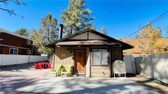 view of front of home with an outdoor structure