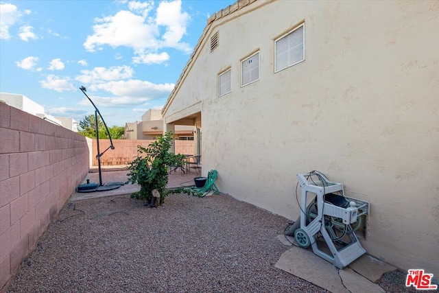 view of yard with a patio