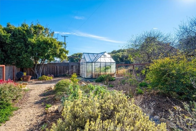 view of yard with an outbuilding