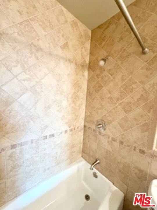 bathroom with tiled shower / bath