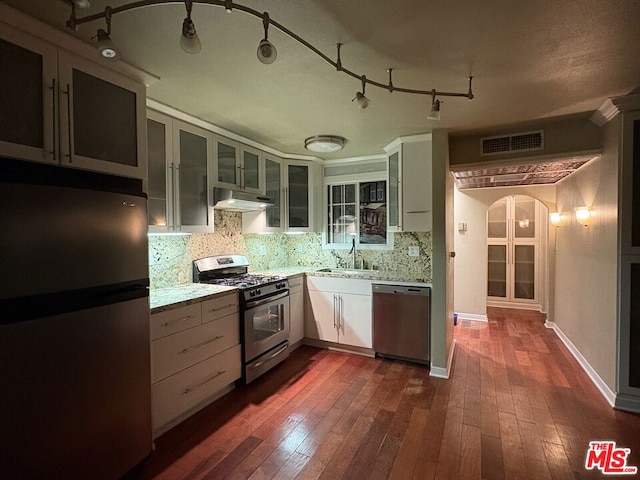 kitchen with decorative backsplash, sink, dark hardwood / wood-style floors, and stainless steel appliances