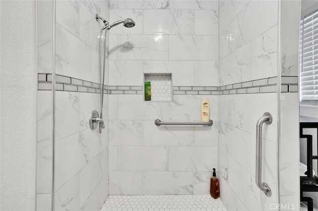 bathroom featuring a tile shower