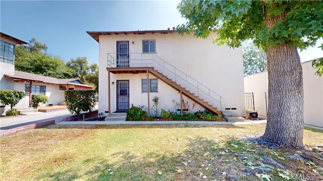 view of front of house featuring a front yard