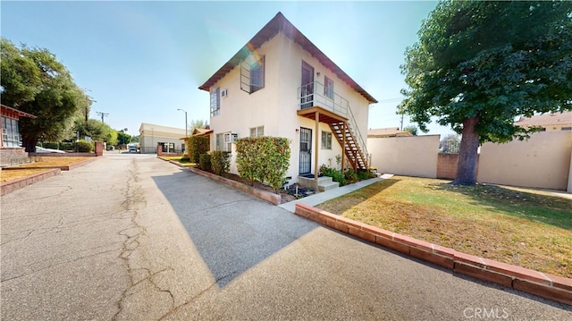 view of front of home featuring a front lawn