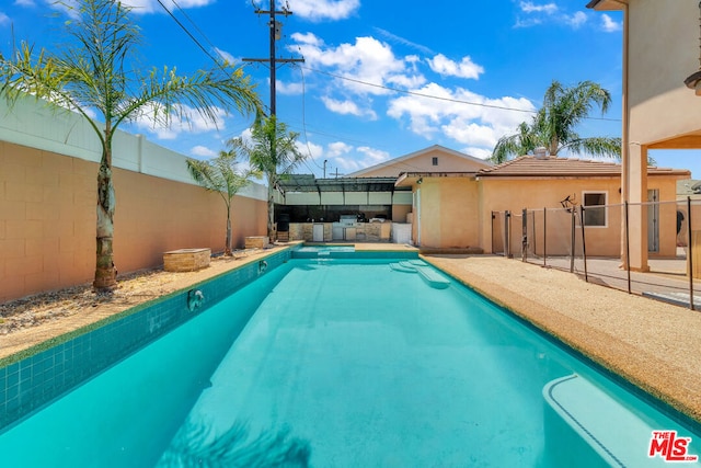 view of swimming pool