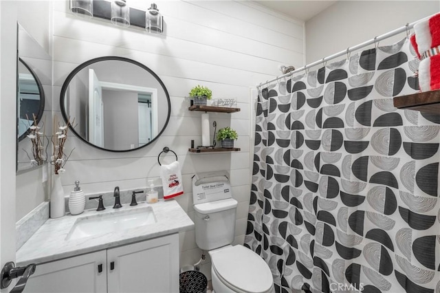 bathroom with toilet, vanity, and curtained shower