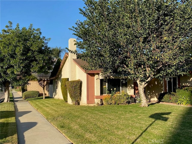 view of front of property featuring a front lawn