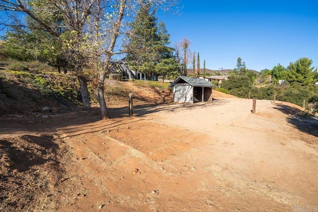 view of yard featuring a shed