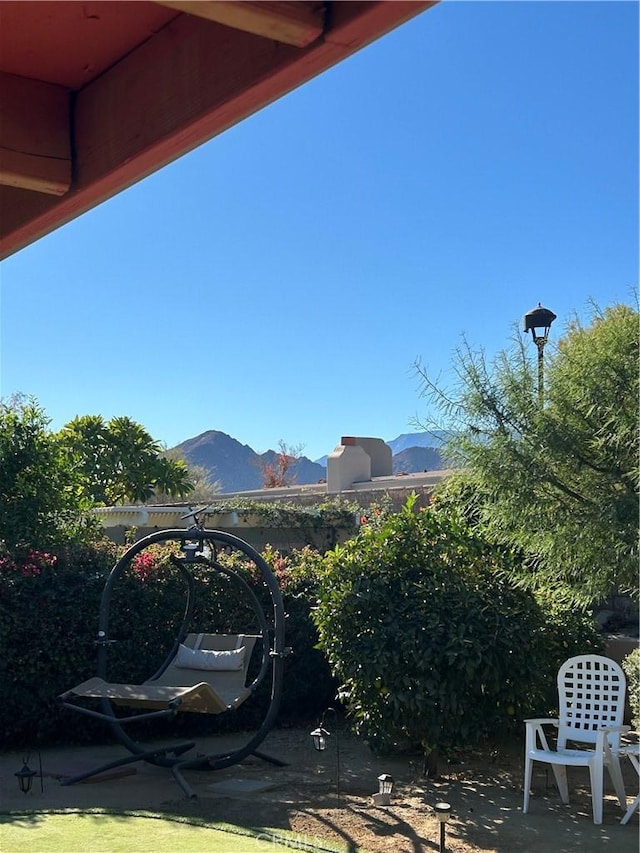 view of yard featuring a mountain view