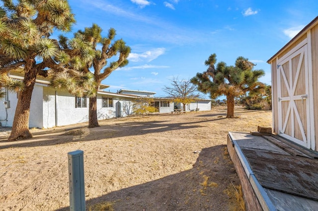 view of yard featuring a storage unit