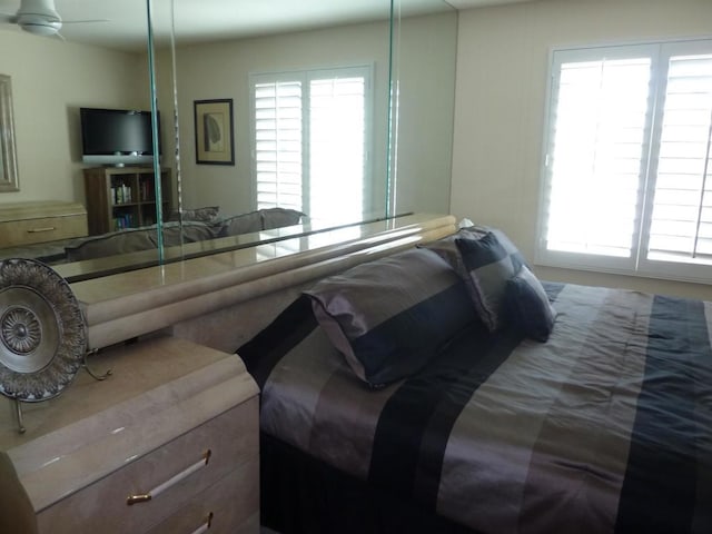 bedroom featuring ceiling fan