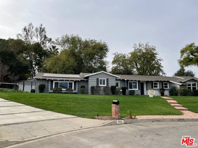 single story home with a front lawn