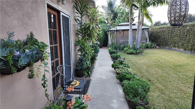 view of yard featuring a storage shed