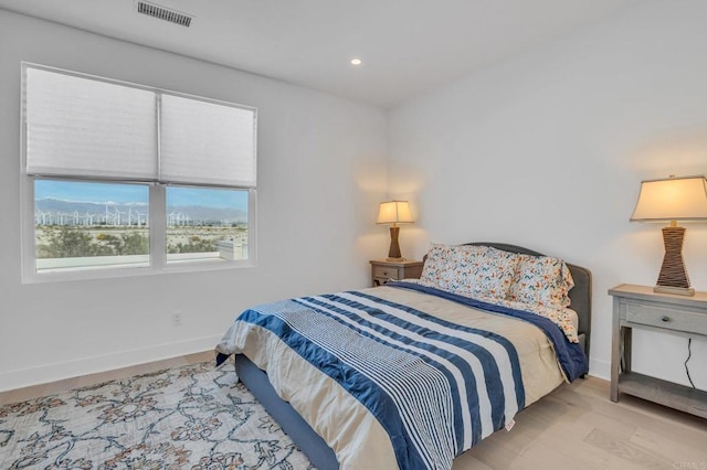 bedroom featuring light wood-style flooring, visible vents, baseboards, and recessed lighting