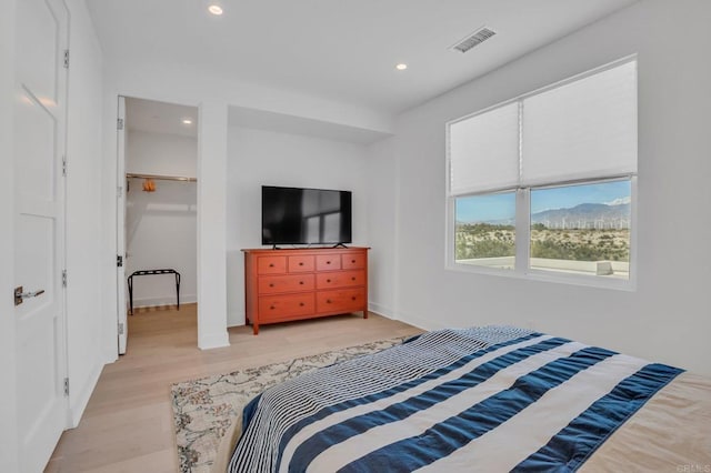 bedroom with light wood-style floors, baseboards, visible vents, and recessed lighting