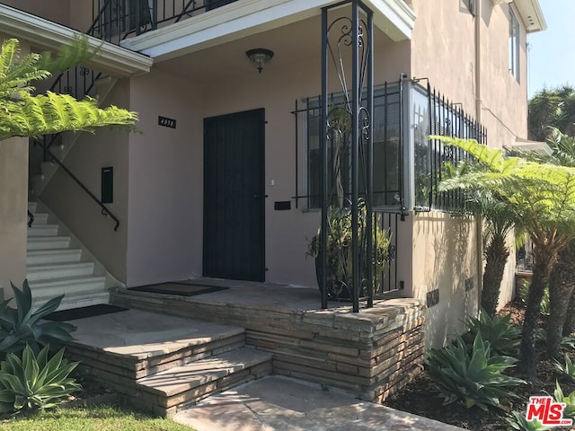 property entrance featuring a balcony