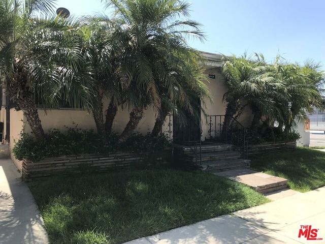 view of front of property featuring a front lawn