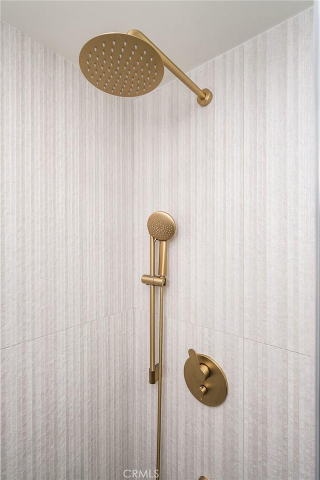 interior details with a tile shower