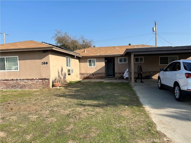 view of front facade featuring a carport and a front lawn