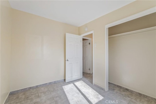 unfurnished bedroom featuring a closet