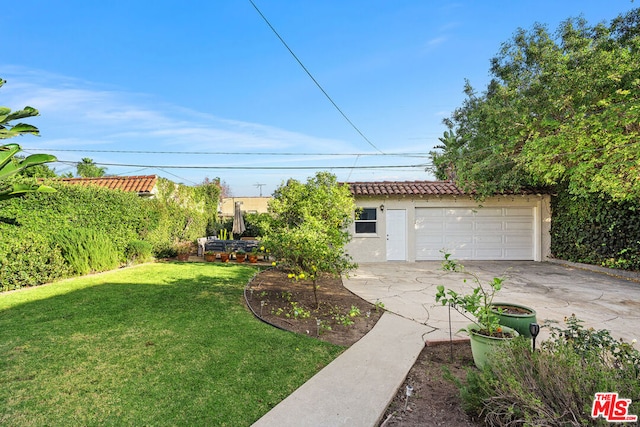 view of yard featuring an outbuilding and a garage