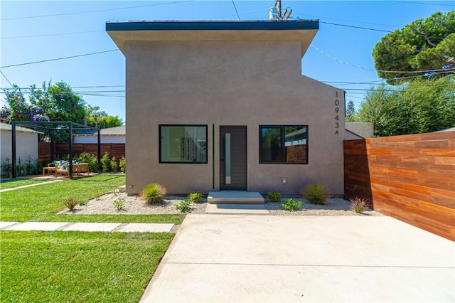 view of front of home featuring a front yard