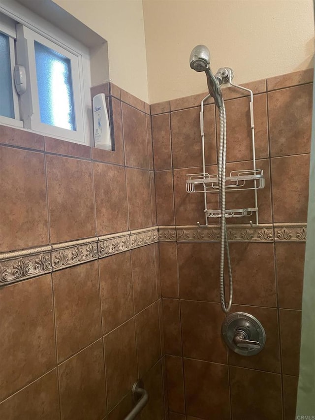 bathroom featuring a tile shower