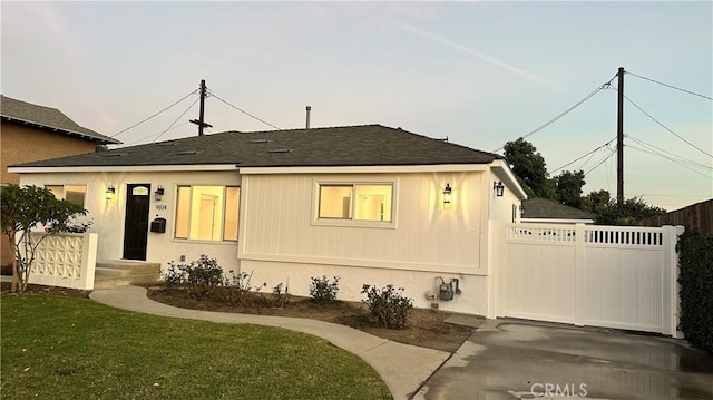 view of front of property with a front yard