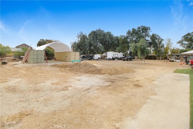 view of yard featuring an outdoor structure