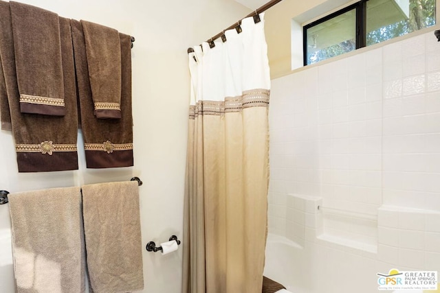 bathroom featuring shower / tub combo with curtain