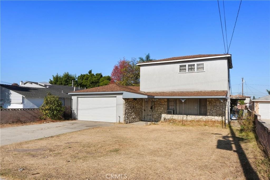 view of front facade featuring a garage