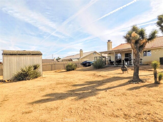 view of yard featuring a storage unit