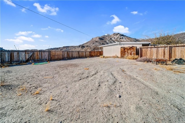 view of yard featuring a mountain view